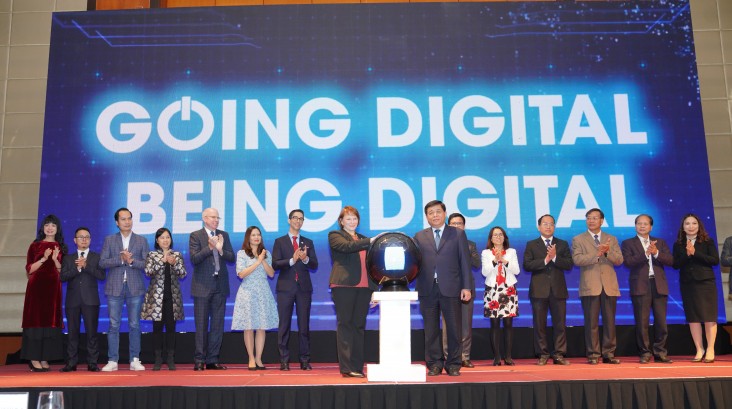 USAID/Vietnam Mission Director Ann Marie Yastishock and Vietnam's Minister of Planning and Investment Nguyễn Chí Dũng launch the “Supporting Enterprises’ Digital Transformation” program in Hanoi.