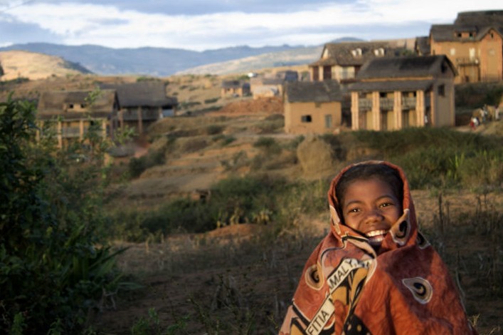 Enfant emmitouflé dans une couverture traditionnelle