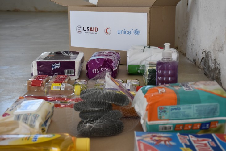 USAID-in maliyyələşdirdiyi gigiyena ləvazimatları COVID-19 pandemiyasının təsir etdiyi ailələrə çatdırılmaq üçün Azərbaycan Qızıl Aypara Cəmiyyətinin anbarında hazırlanır.