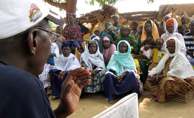 USAID/BHA ME&L Advisor Dramane Mariko facilitates a conversation with beneficiaries in Mali.