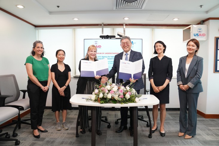 USAID/Vietnam Mission Director Ann Marie Yastishock and KOICA Country Director Cho Han Deog present the signed MoU. 