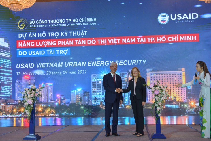 USAID/Vietnam Mission Director Aler Grubbs and HCMC People’s Committee Vice Chairman Vo Van Hoan at the launch event.