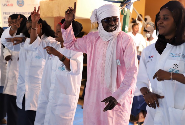 Les étudiants de l’école des infirmiers de Gao, bénéficiaires d’une formation offerte par l’USAID, célèbrent la remise de leur diplôme