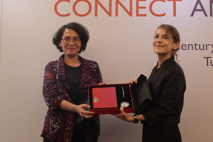 Ir. Suharti, M.A., Ph.D., the Secretary General of Ministry of Education, Culture, Research and Technology receives a token of appreciation from Laura Gonzales, Acting USAID Indonesia Mission Director at the U.S. and Indonesia Connect and Collaborate Higher Education Forum on Tuesday.