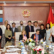 MOET Minister Nguyễn Kim Sơn and USAID/Vietnam Mission Director Aler Grubbs signs the MOU on Friday evening.