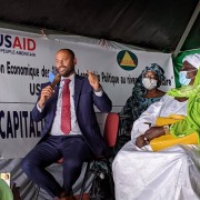 G-D : Mark Wilson, directeur du Bureau Démocratie et Gouvernance de l'USAID ; Mme Marieme Kaire, présidente de l'Association Rurale de Lutte Contre le SIDA (ARLS) ; derrière Mme Seynabou Diallo, macroéconomiste à l'USAID.