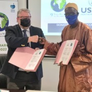 G-D : Peter Trenchard, directeur de l'USAID, et Abdoulaye Sene, secrétaire exécutif du 9e Forum mondial de l'eau.