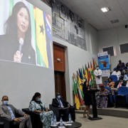 Mme Ying Hsu, directrice intérimaire de l'USAID , prononçant son discours devant la 19e cohorte du YALI Regional Leadership Centre.