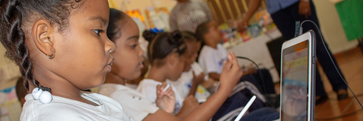 Elementary school children learn to read and write through digital applications, one of the efforts implemented by the READ Project in Dominican Republic.